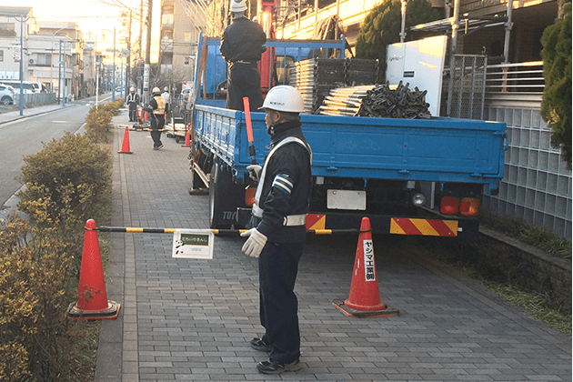 ●工事が始まると資材の搬入等で車両の出入りも多くなります。皆様の通行の安全を確保するため、安全区画を設定し、必要に応じ誘導員を配置します。